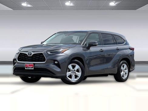 Used 2025 Toyota Highlander LE FWD image 23