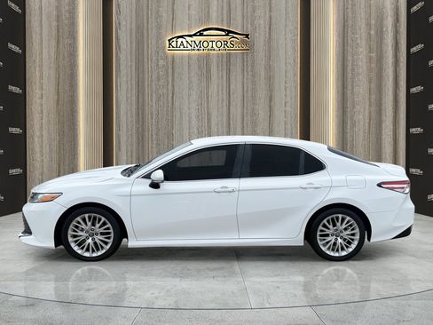 Used 2018 Toyota Camry XLE FWD image 4