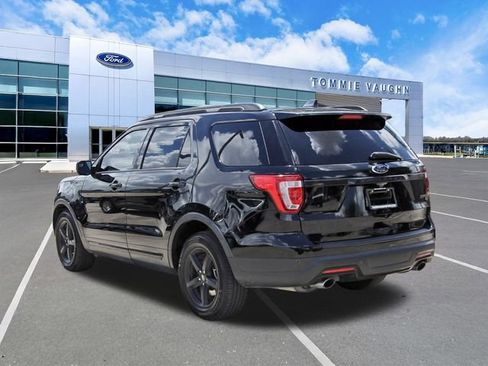 Used 2018 Ford Explorer XLT FWD image 2