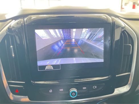 Used 2021 Chevrolet Traverse LT image 28