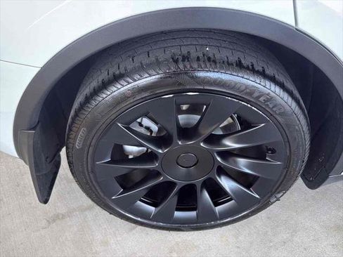 Used 2023 Tesla Model Y Long Range image 10