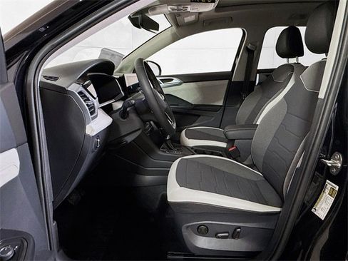 New 2025 Volkswagen Taos SE image 11