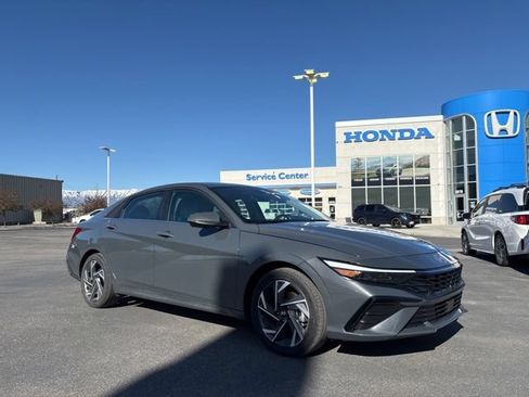 Used 2025 Hyundai Elantra Limited FWD image 1