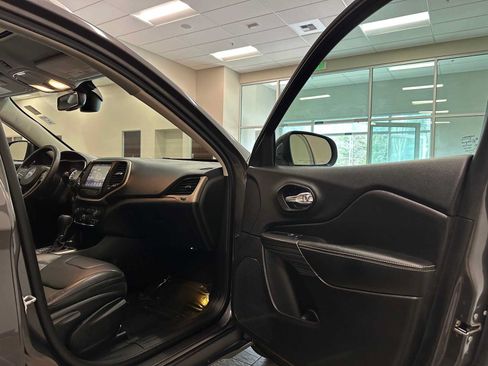 Used 2015 Jeep Cherokee Limited w/ Luxury Group AWD/4WD image 30