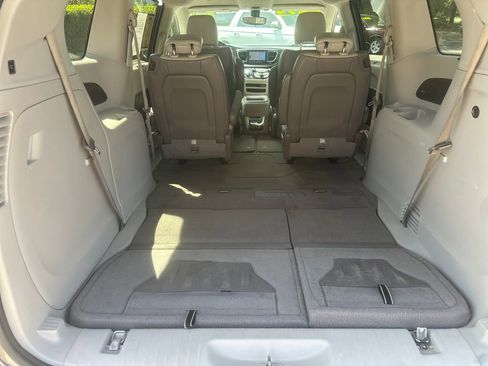 Used 2018 Chrysler Pacifica Touring-L w/ Premium Audio Group image 21