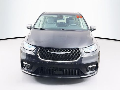 Used 2023 Chrysler Pacifica Limited FWD image 2