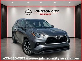 Used 2021 Toyota Highlander XLE AWD/4WD video 1