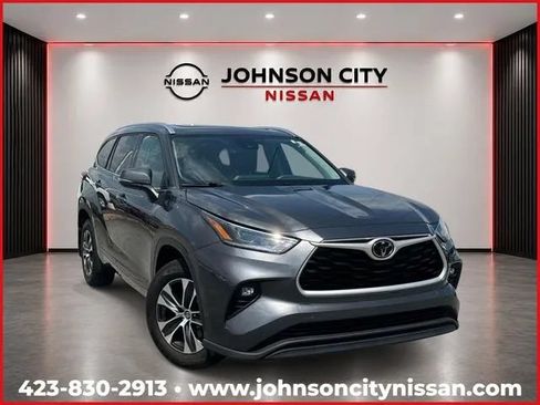 Used 2021 Toyota Highlander XLE AWD/4WD image 1