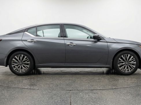 Used 2025 Nissan Altima 2.5 SV image 11