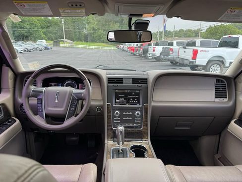 Used 2015 Lincoln Navigator 4WD image 21