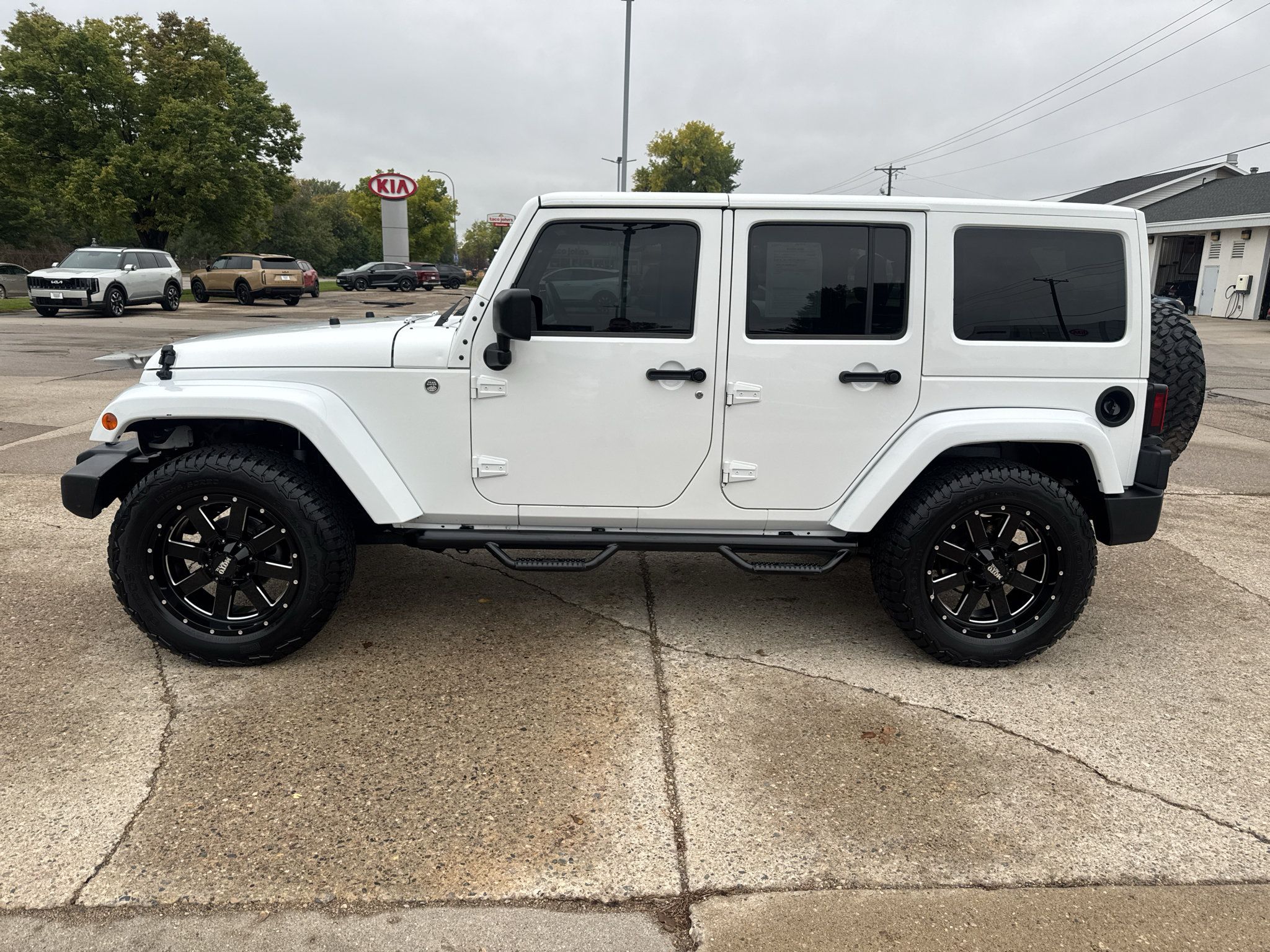 Used 2012 Jeep Wrangler Unlimited Sahara w/ Connectivity Group AWD/4WD image 1