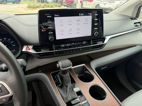 Used 2024 Toyota Sienna XLE image 18