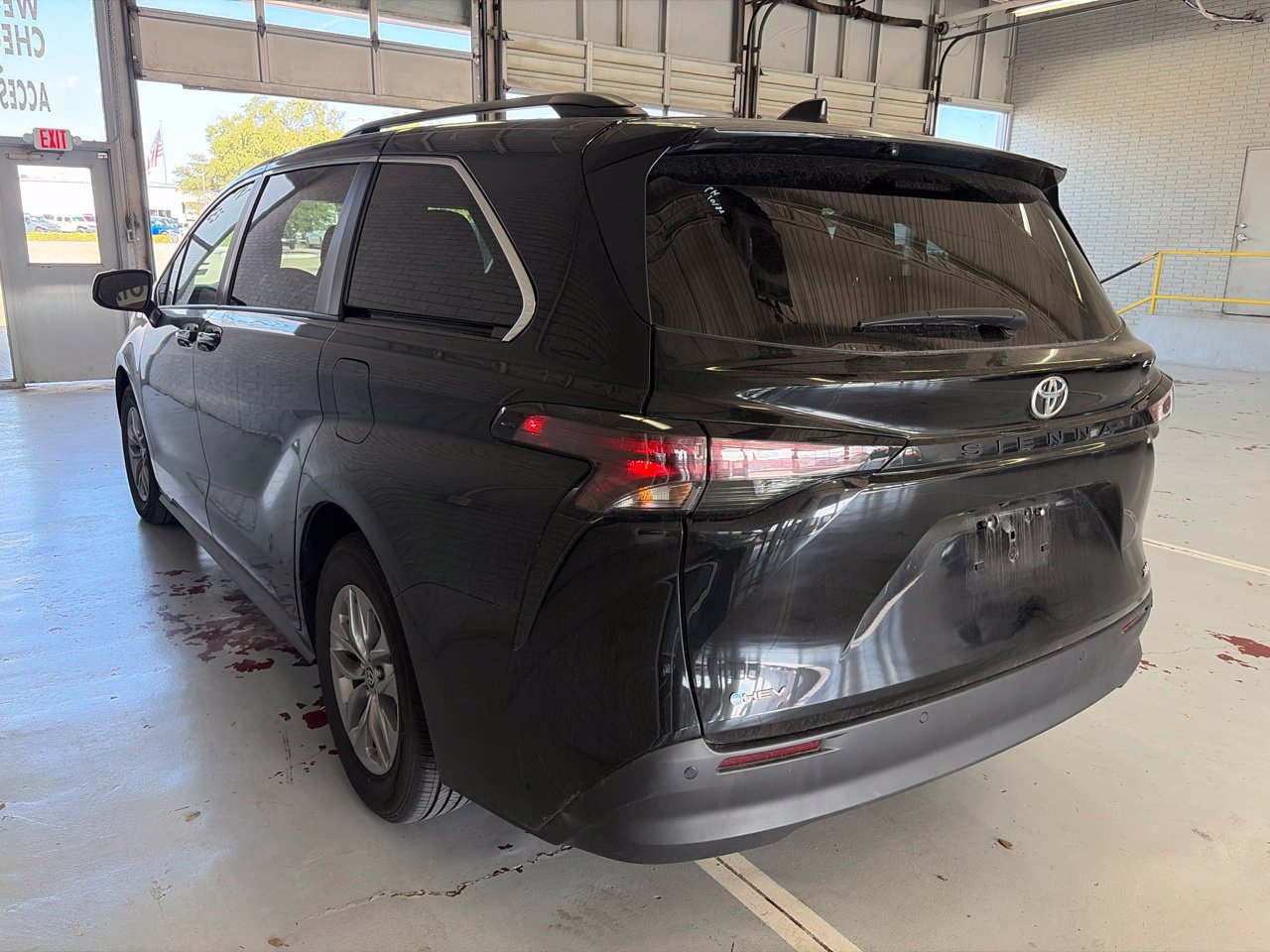 Used 2026 Toyota Sienna XLE FWD image 5