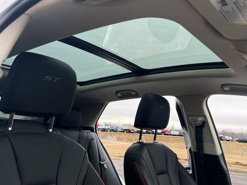 Used 2023 Buick Envision Essence w/ Technology Package I image 32