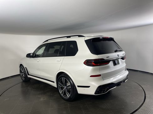 Used 2025 BMW X7 M60i image 3