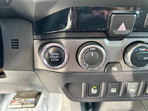 Used 2017 Toyota Tacoma TRD Off-Road w/ Premium & Technology Package image 17