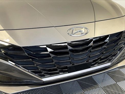 Certified 2022 Hyundai Elantra Limited w/ Preferred Accessory Package FWD image 32