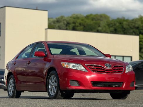 Used 2011 Toyota Camry LE w/ LE Extra-Value Pkg FWD image 2