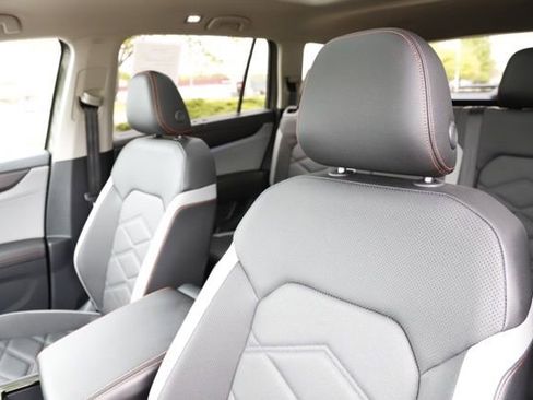 Used 2025 Volkswagen Atlas Peak Edition SE AWD/4WD image 15