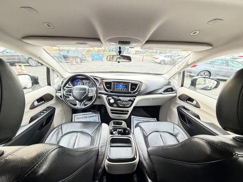 Used 2018 Chrysler Pacifica Touring-L image 23