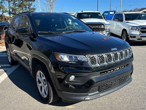 Used 2024 Jeep Compass Latitude image 5