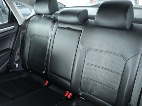 Used 2017 Volkswagen Passat 1.8T R-Line image 32