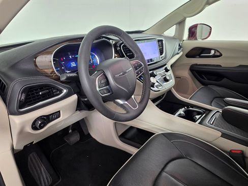 Used 2022 Chrysler Pacifica Limited w/ Uconnect Theater Family Group FWD image 14