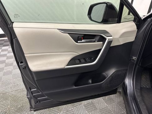 Used 2019 Toyota RAV4 XLE Premium image 6