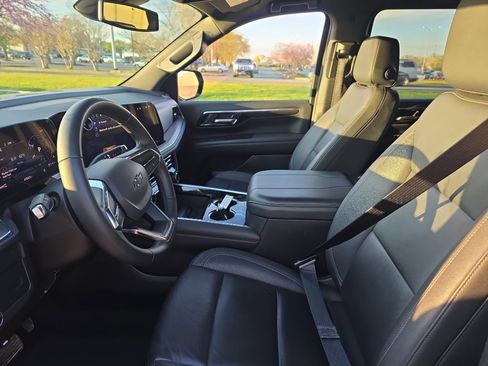 Used 2025 Chevrolet Suburban Z71 image 15