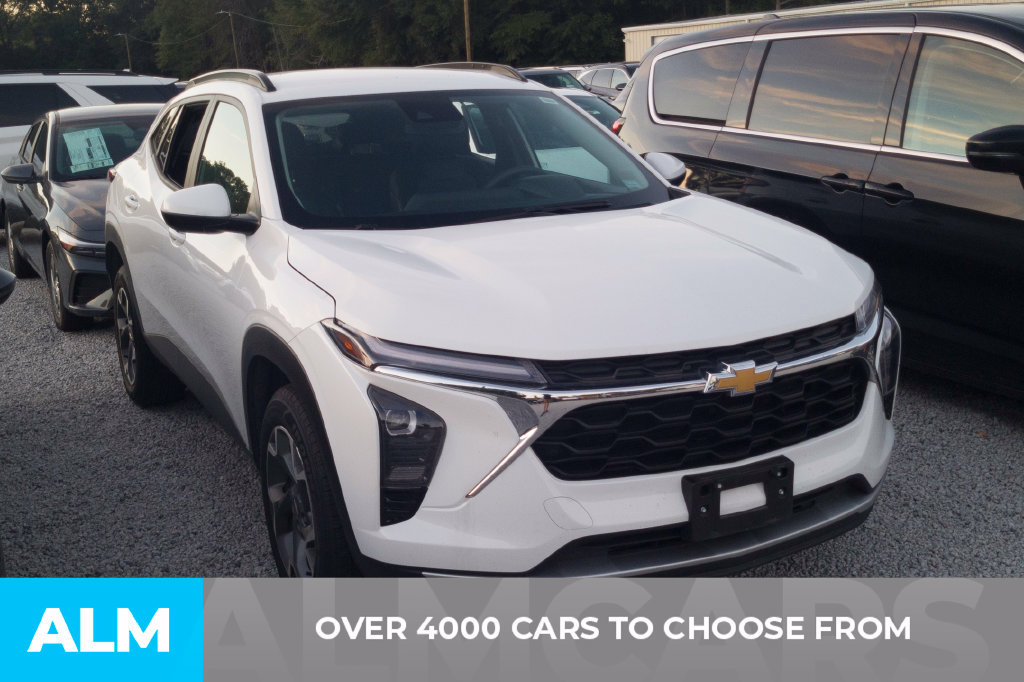 Used 2025 Chevrolet Trax LT FWD image 2