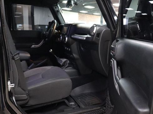 Used 2017 Jeep Wrangler Unlimited Sahara w/ Connectivity Group AWD/4WD image 27