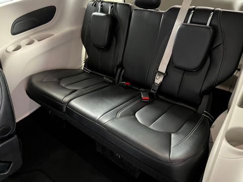 Used 2024 Chrysler Pacifica Touring-L image 27