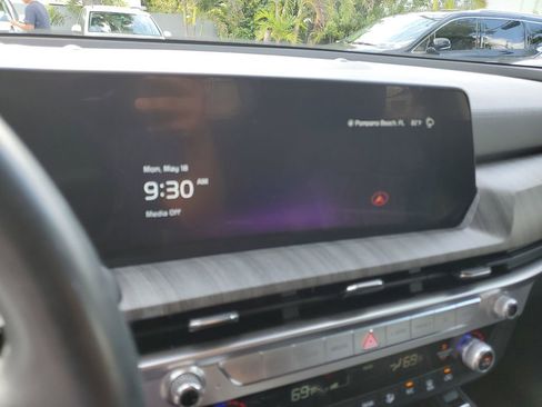 Used 2024 Kia Telluride EX w/ EX Captain's Chair Package FWD image 27