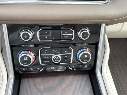 Used 2023 GMC Yukon Denali AWD/4WD image 29