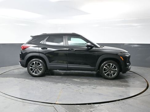Used 2025 Chevrolet TrailBlazer LT w/ Driver Confidence Package image 3