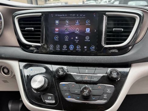 Used 2017 Chrysler Pacifica Touring FWD image 73