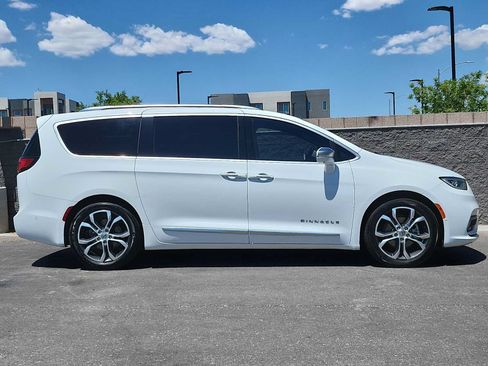 Used 2024 Chrysler Pacifica Pinnacle FWD image 9