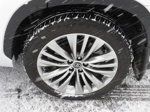 Used 2023 Toyota Highlander Platinum image 9