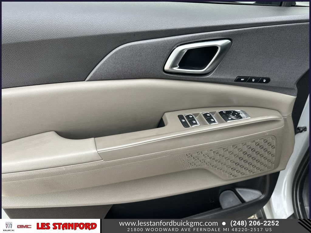 Used 2025 Kia Carnival EX FWD image 16