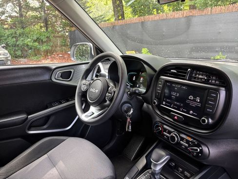 Used 2025 Kia Soul LX w/ LX Technology Package FWD image 32
