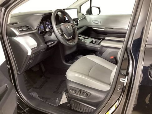 Used 2025 Toyota Sienna XLE FWD image 29