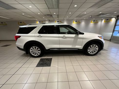 Used 2022 Ford Explorer Limited w/ Equipment Group 301A AWD/4WD image 3