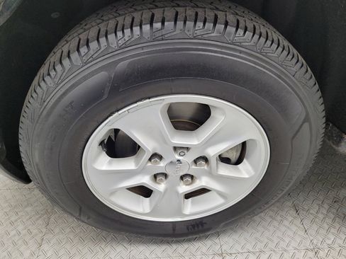 Used 2017 Jeep Grand Cherokee Laredo w/ Quick Order Package 2BE image 31