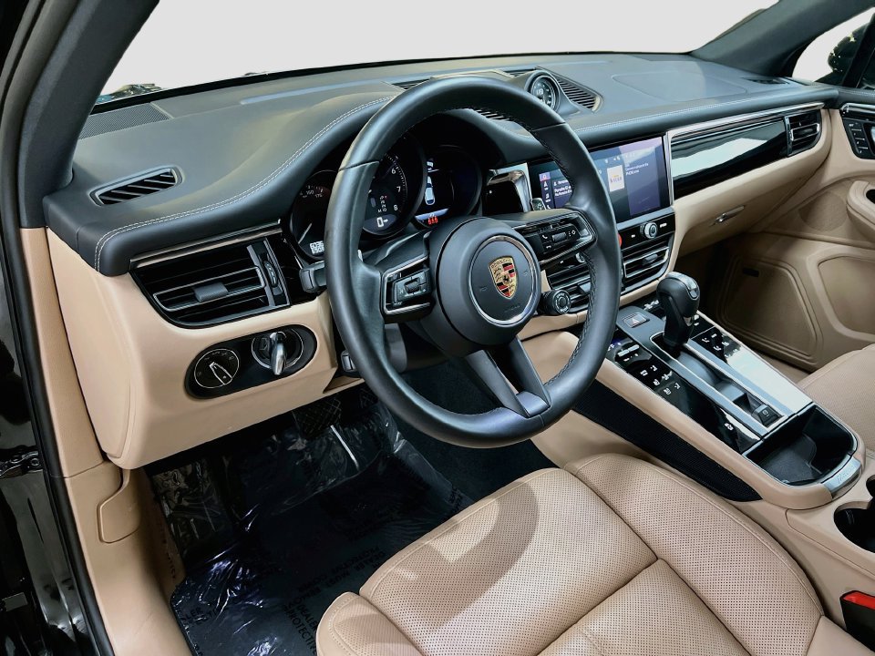 Certified 2026 Porsche Macan AWD/4WD image 4
