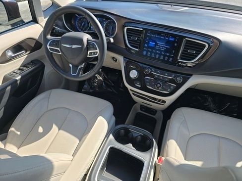 Used 2017 Chrysler Pacifica Touring-L Plus w/ Advanced Safetytec Group FWD image 34
