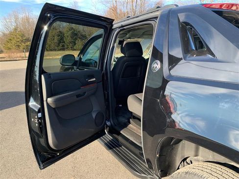 Used 2013 Chevrolet Avalanche LS image 36