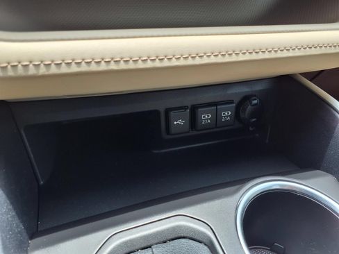 Used 2020 Toyota Highlander XLE FWD image 14