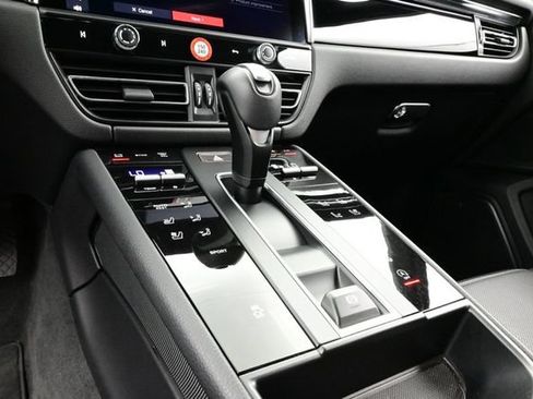 Certified 2025 Porsche Macan AWD/4WD image 11