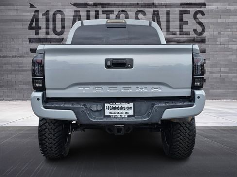 Used 2018 Toyota Tacoma TRD Off-Road AWD/4WD image 4
