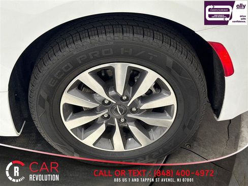 Used 2024 Chrysler Pacifica Limited FWD image 85